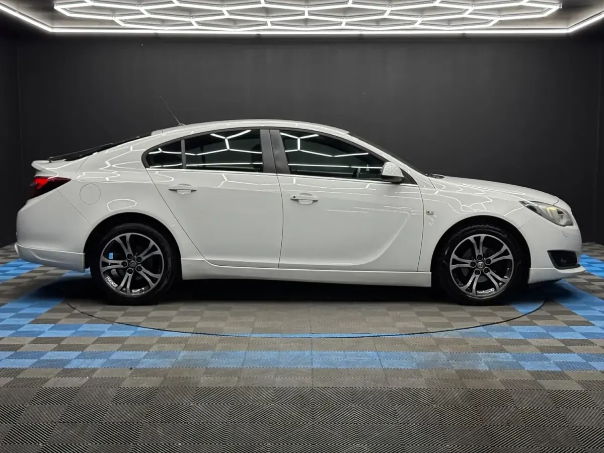 Second-hand Vauxhall Insignia Edition 140 CP (102 kW) 2014 Alb Hatchback
