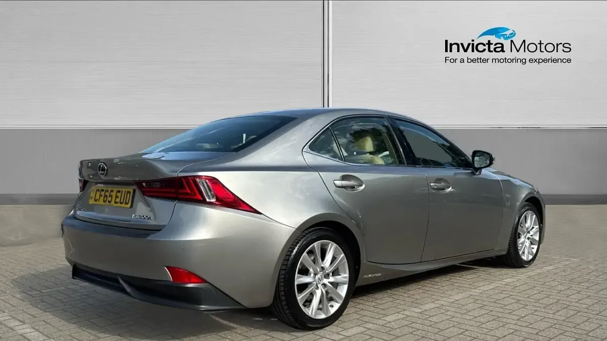Used Lexus IS300h Executive Line 223 HP (164 kW) 2015 Pure silver metallic Sedan