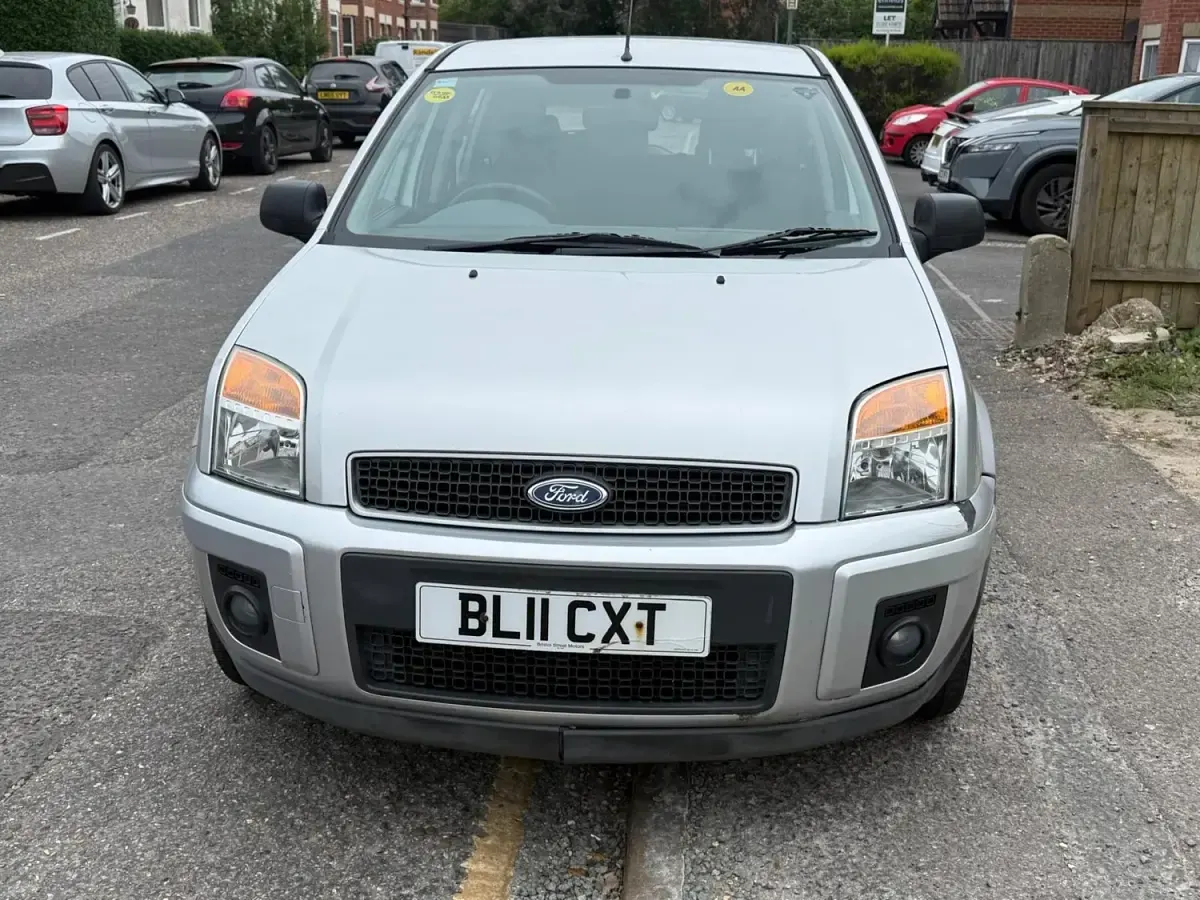 Używany Ford Fusion Zetec 2011 Srebrny Hatchback
