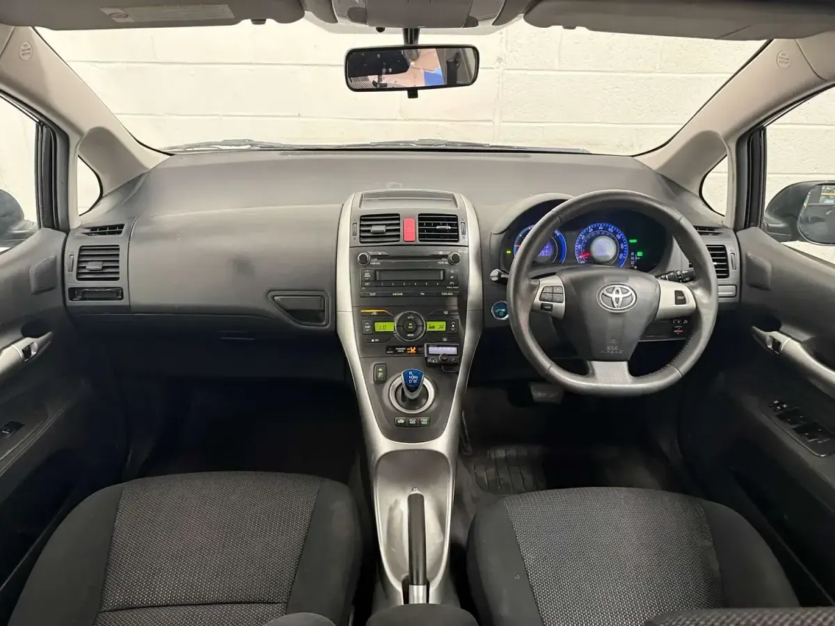 Used Toyota Auris Hybrid T4 136 HP (100 kW) 2011 Black Hatchback