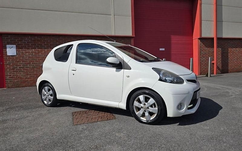 Used Toyota Aygo 68 HP (50 kW) 2012 White Hatchback