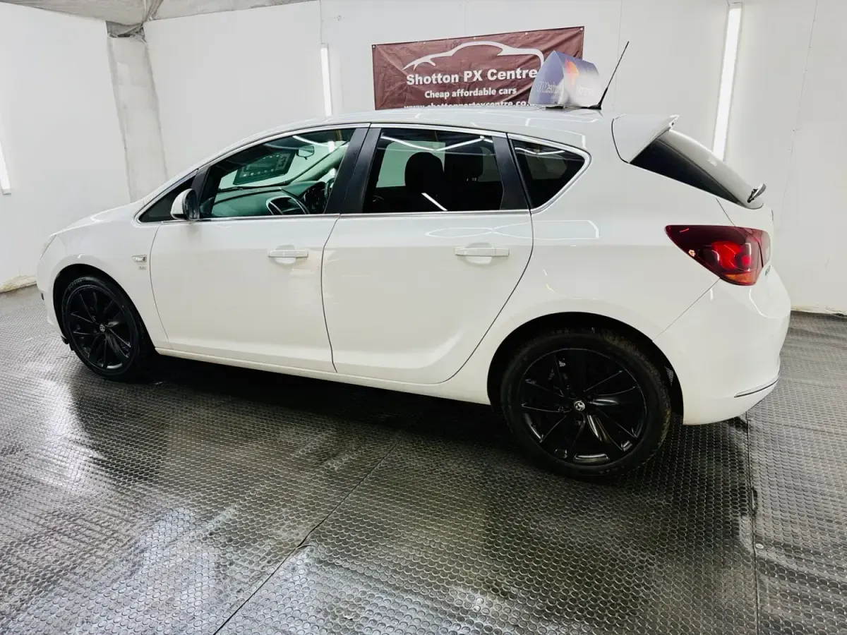 Second-hand Vauxhall Astra SRi 115 CP (84 kW) 2014 Alb Hatchback