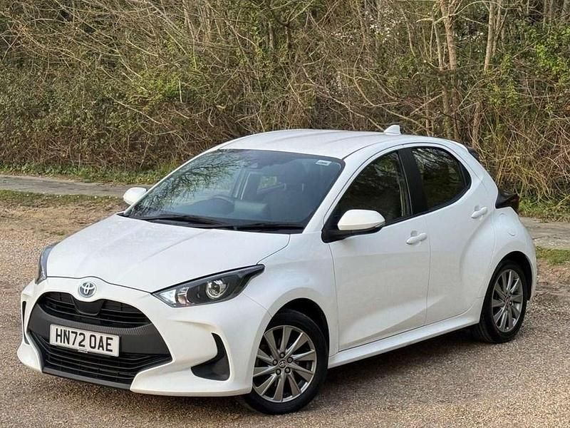 Used Toyota Yaris Hybrid 113 HP (83 kW) 2022 White Hatchback