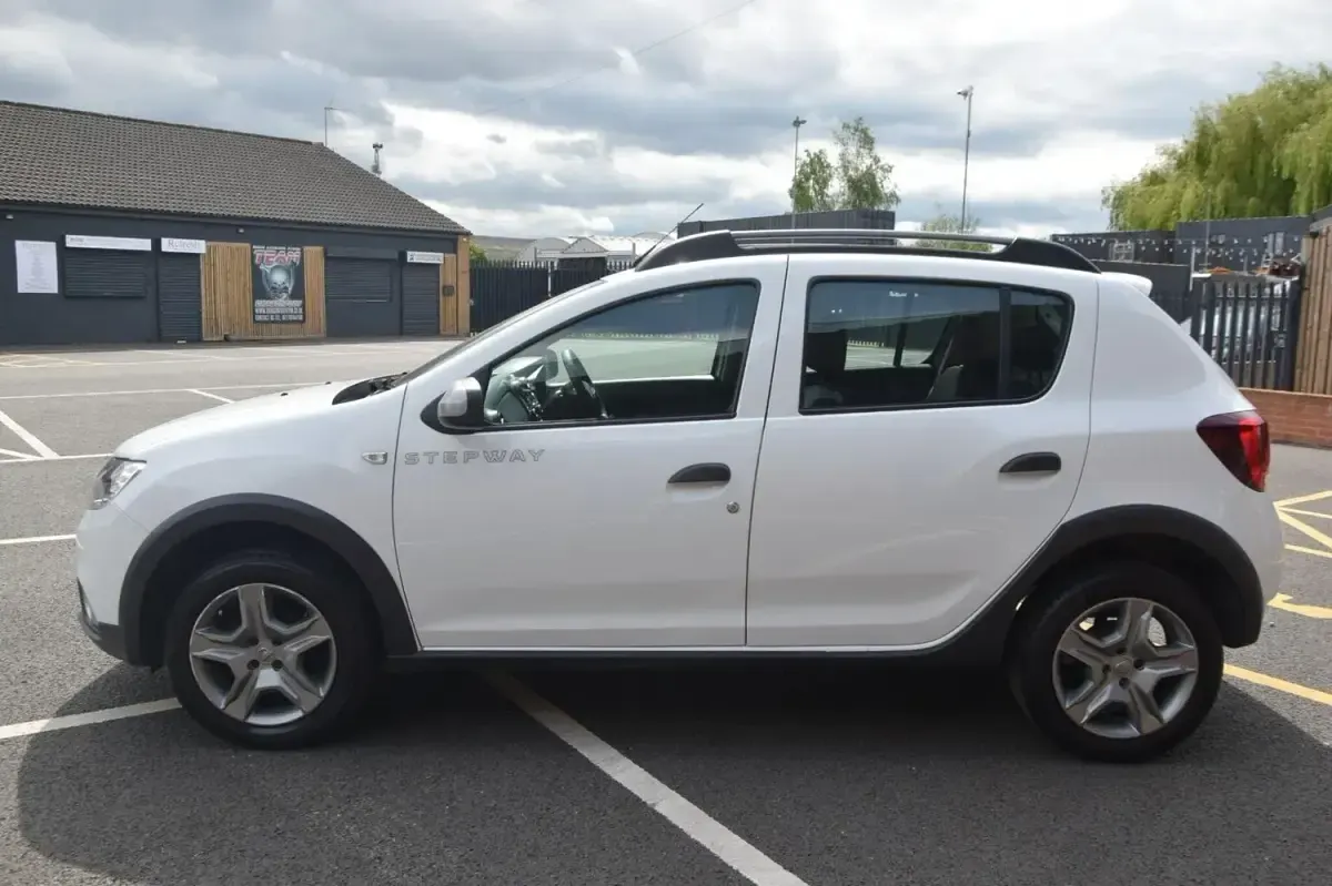 Usado Dacia Sandero Essentiel 90 HP (66 kW) 2018 Branco Citadino