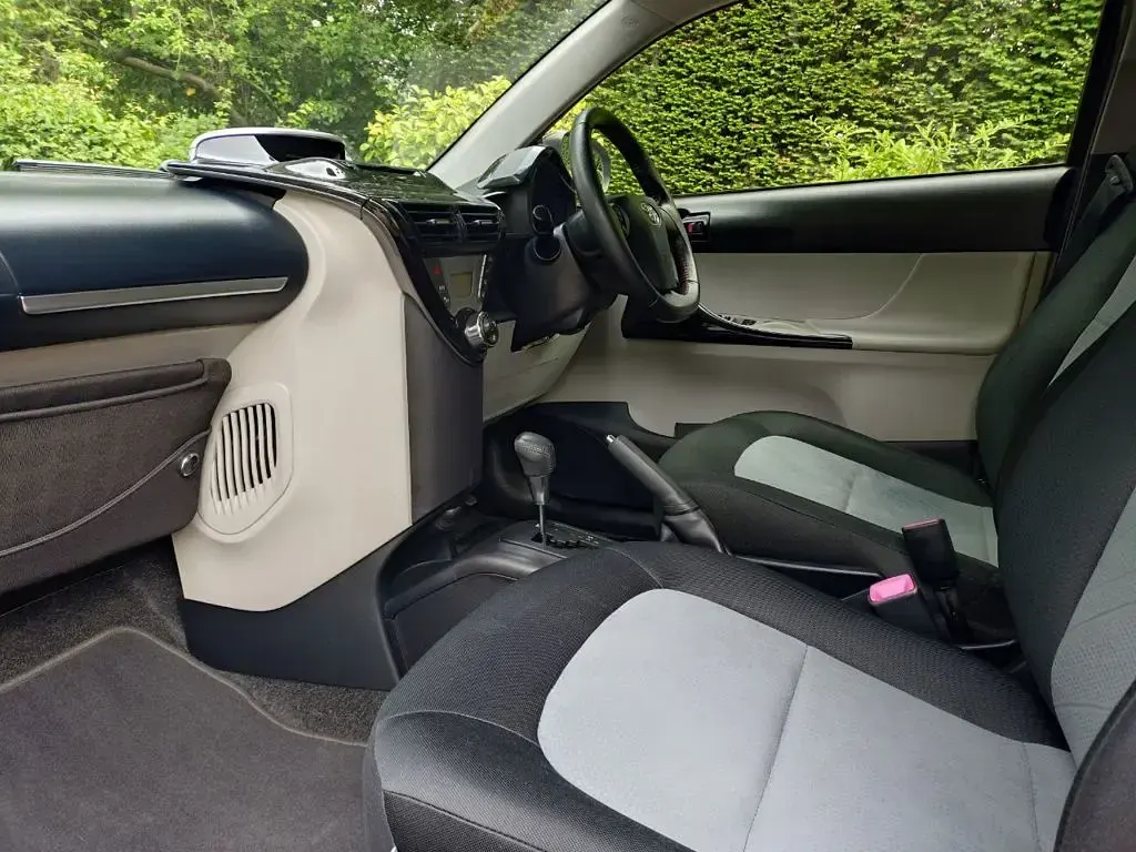 Used Toyota iQ 68 HP (50 kW) 2013 Amethyst pearl Hatchback