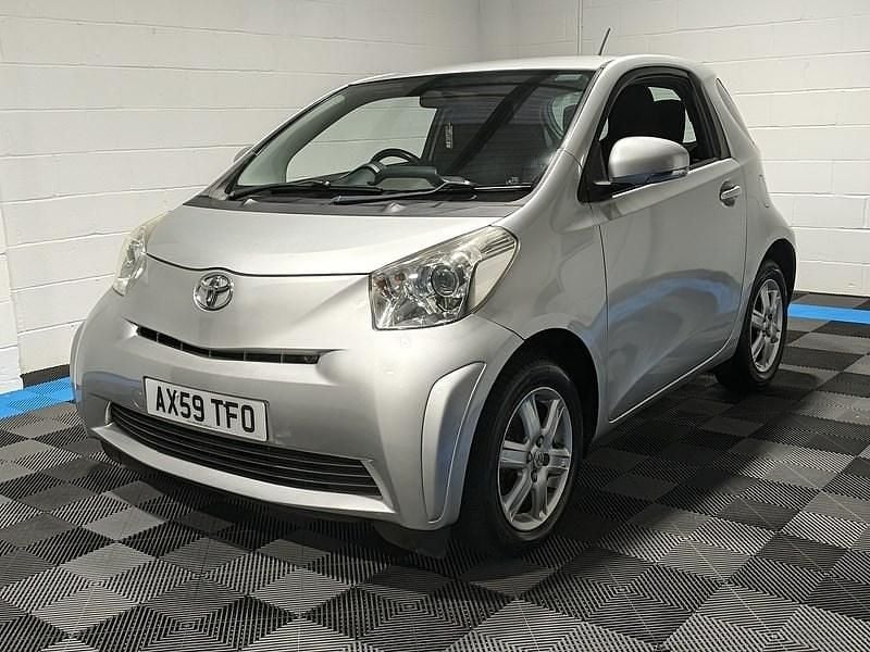 Used Toyota iQ 68 HP (50 kW) 2009 Silver Hatchback