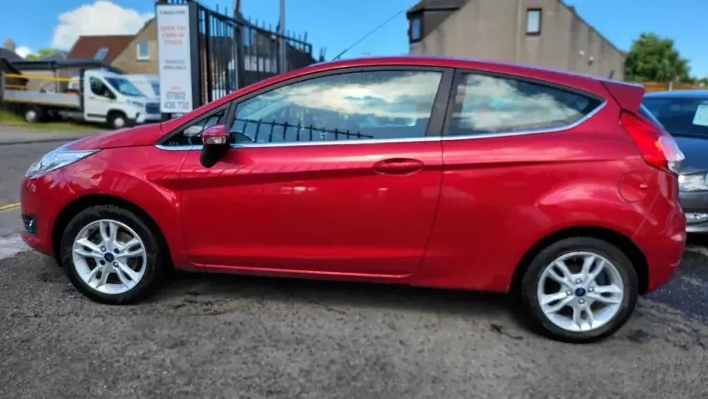 Usado Ford Fiesta Zetec 82 CV (60 kW) 2015 Rojo Utilitario