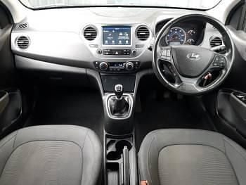 Used Hyundai i10 Premium 66 HP (48 kW) 2019 White Hatchback