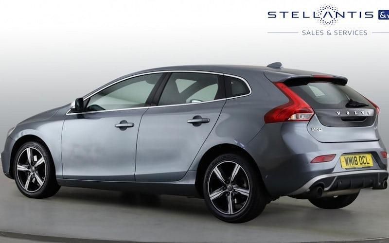 Usado Volvo V40 R-Design 122 HP (89 kW) 2018 Cinzento Citadino