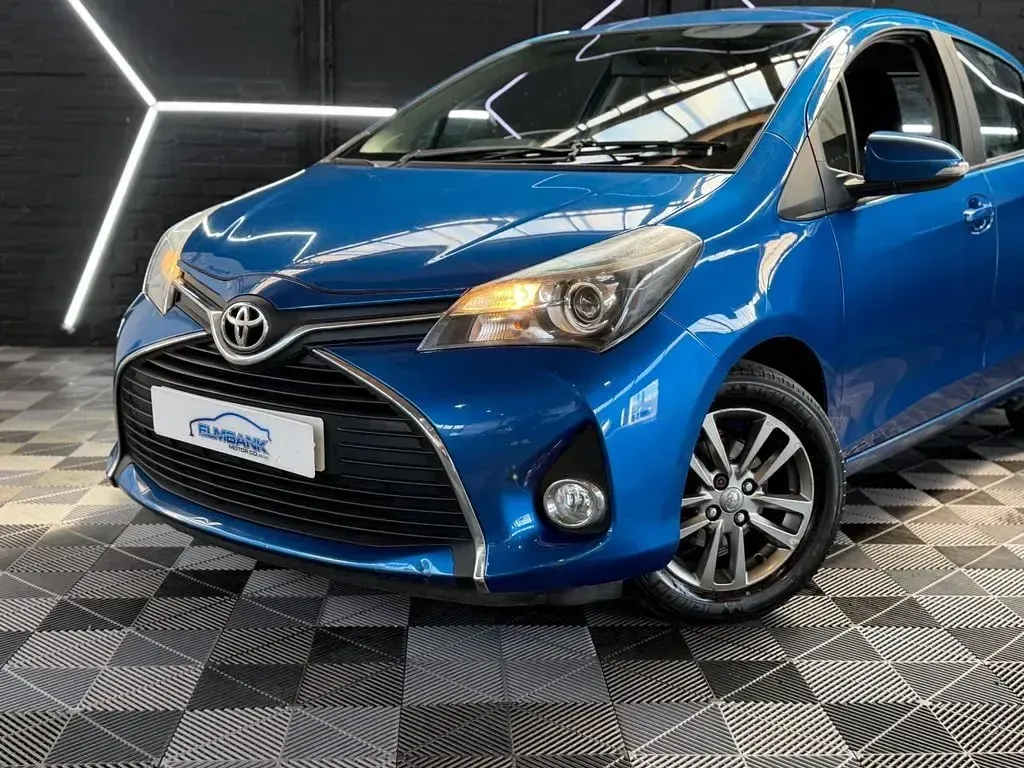 Used Toyota Yaris 99 HP (72 kW) 2015 Blue Hatchback