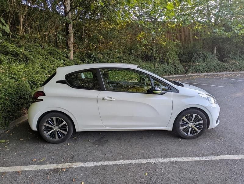 Used Peugeot 208 Active 2016 White Hatchback