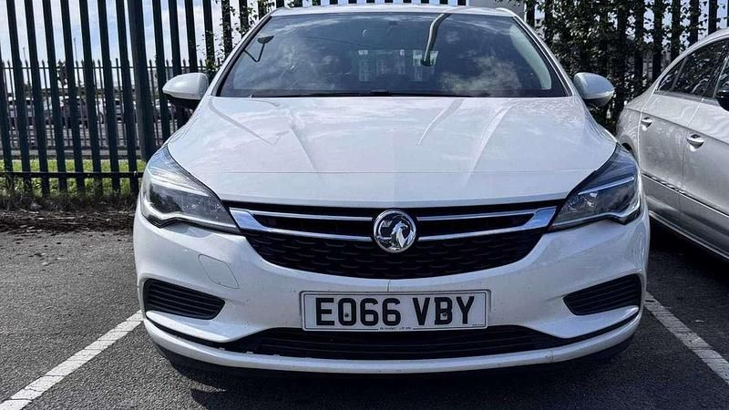 White Used 2016 Vauxhall Astra Hatchback | £5,570 (Fair price) - Image 1/4