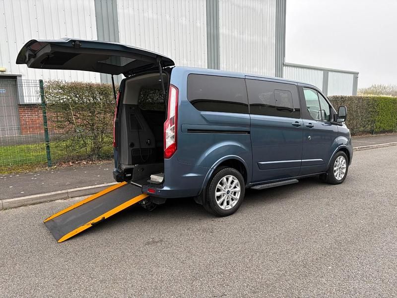 Usado Ford Tourneo Titanium 130 HP (95 kW) 2022 Azul Monovolume