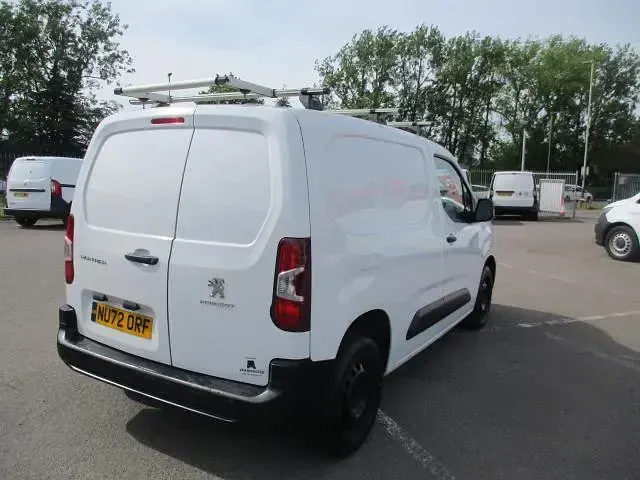 Begagnad Peugeot Partner 2022 Vit Minibuss