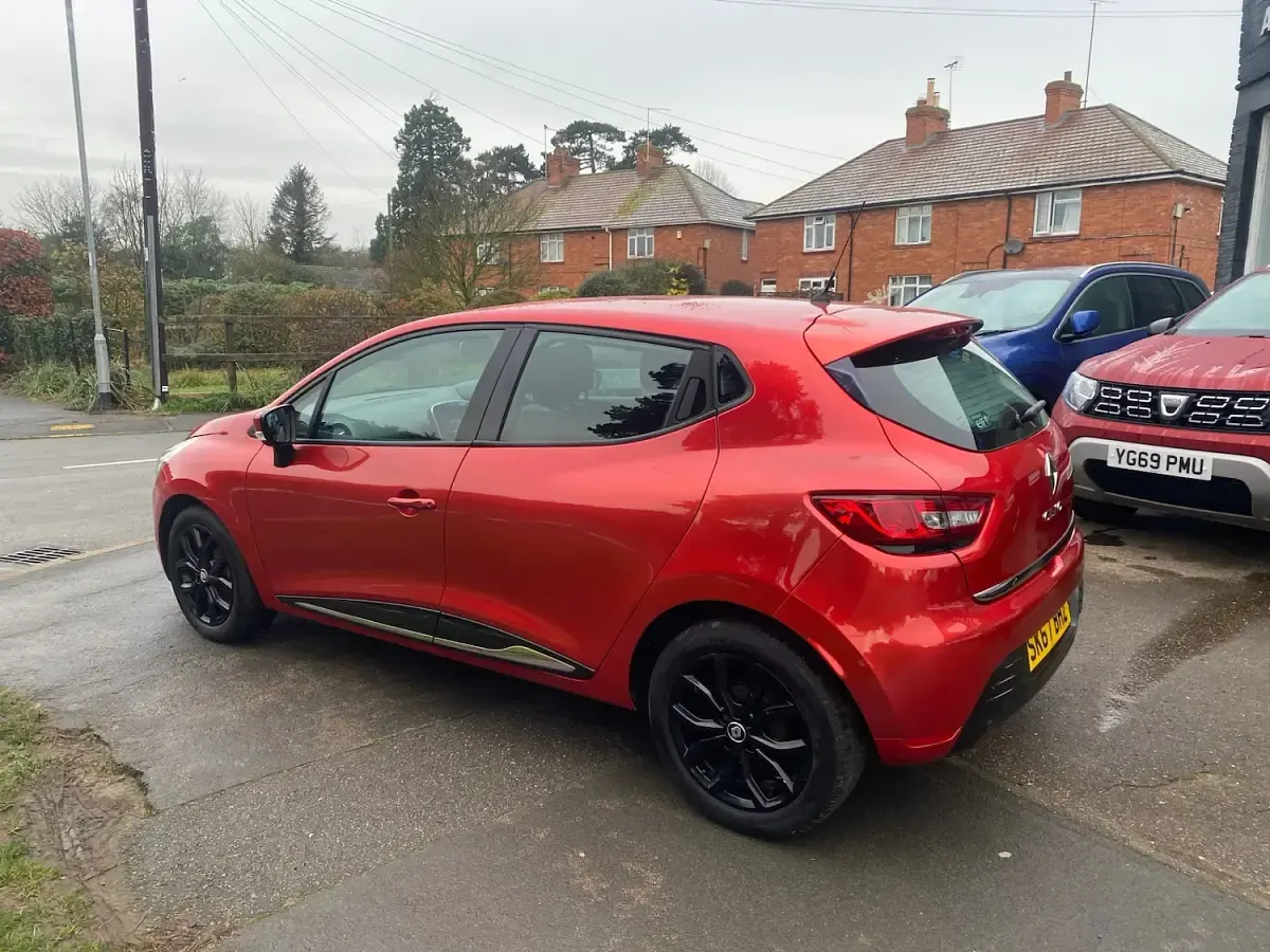 Used Renault Clio Dynamique 75 HP (55 kW) 2017 Red Hatchback