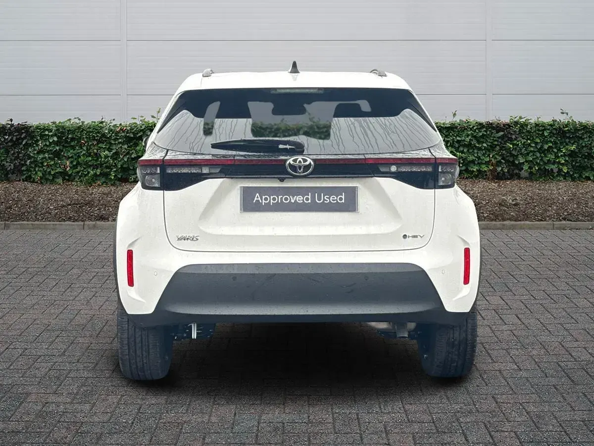 New Toyota Yaris Hybrid Design 2025 White Estate