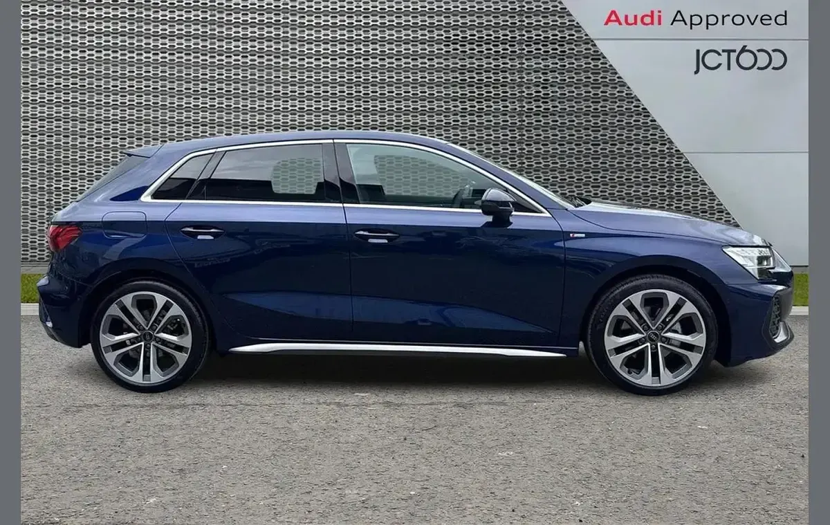 Begagnad Audi A3 S-Line 113 HK (83 kW) 2026 Blå Halvkombi