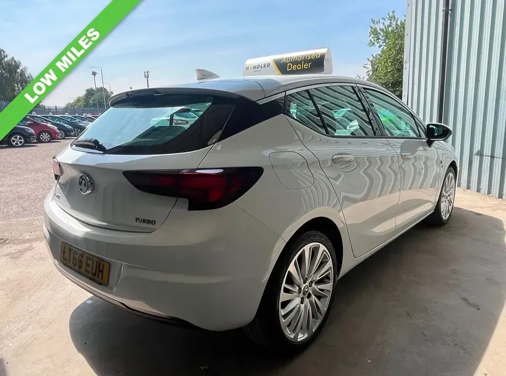 Used Vauxhall Astra Elite 150 HP (110 kW) 2016 White Hatchback