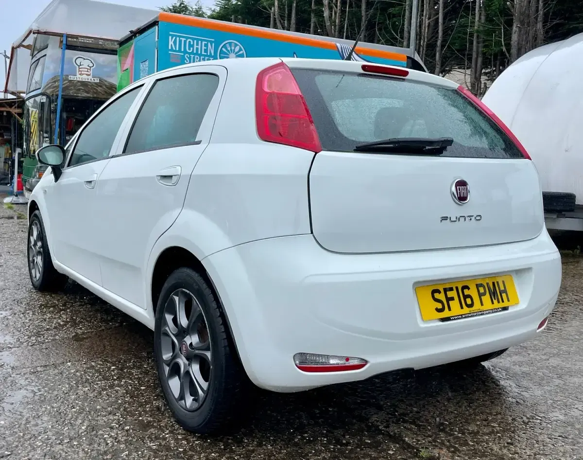 Used Fiat Punto Easy Plus 69 HP (50 kW) 2016 White Hatchback