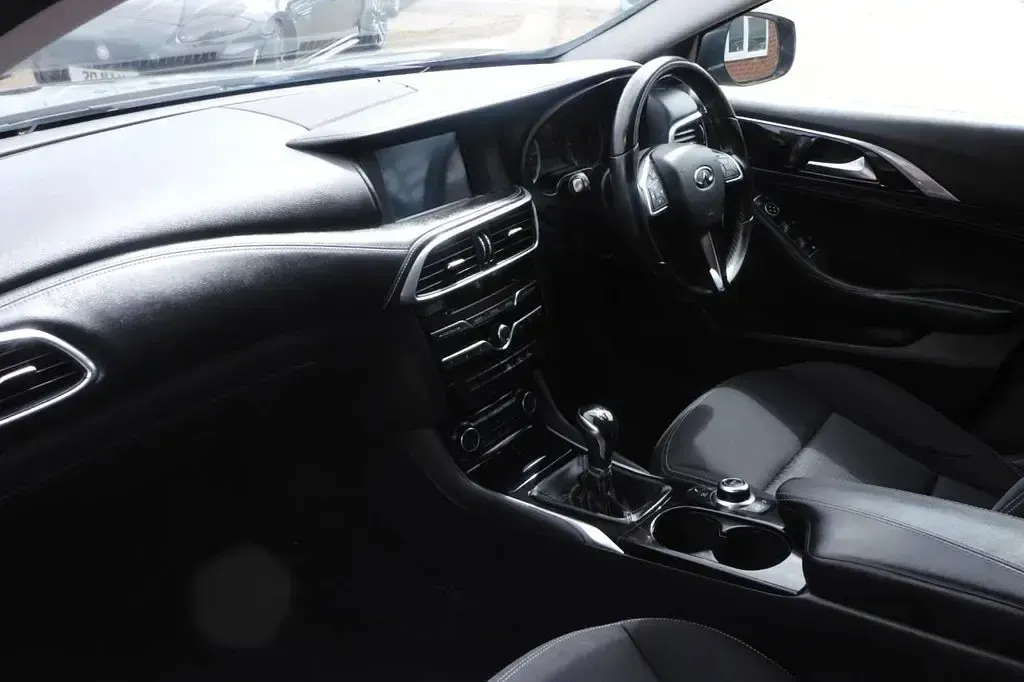 Used Infiniti Q30 109 HP (80 kW) 2017 Black Hatchback