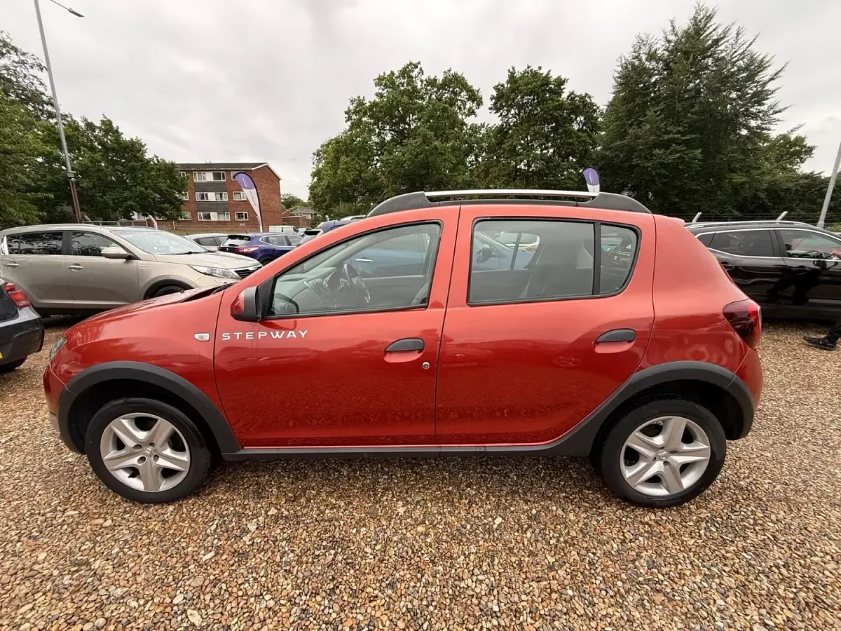 Used Dacia Sandero Lauréate 90 HP (66 kW) 2015 Red Hatchback