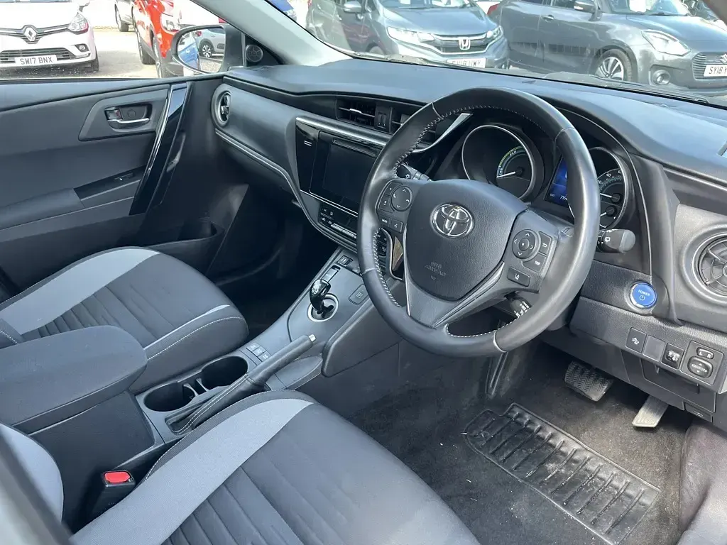 Used Toyota Auris Hybrid Business Edition 2017 White Hatchback