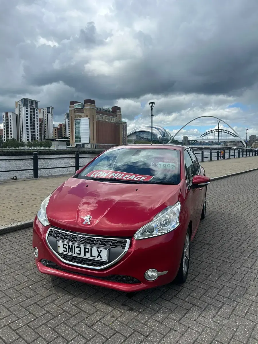 Used Peugeot 208 Allure 70 HP (51 kW) 2013 Red Hatchback