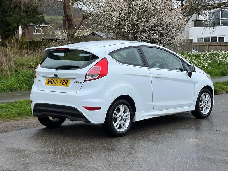 Begagnad Ford Fiesta Zetec 2015 Vit Halvkombi