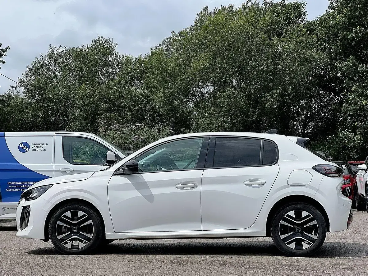 Used Peugeot 208 Allure 99 HP (72 kW) 2025 White Hatchback