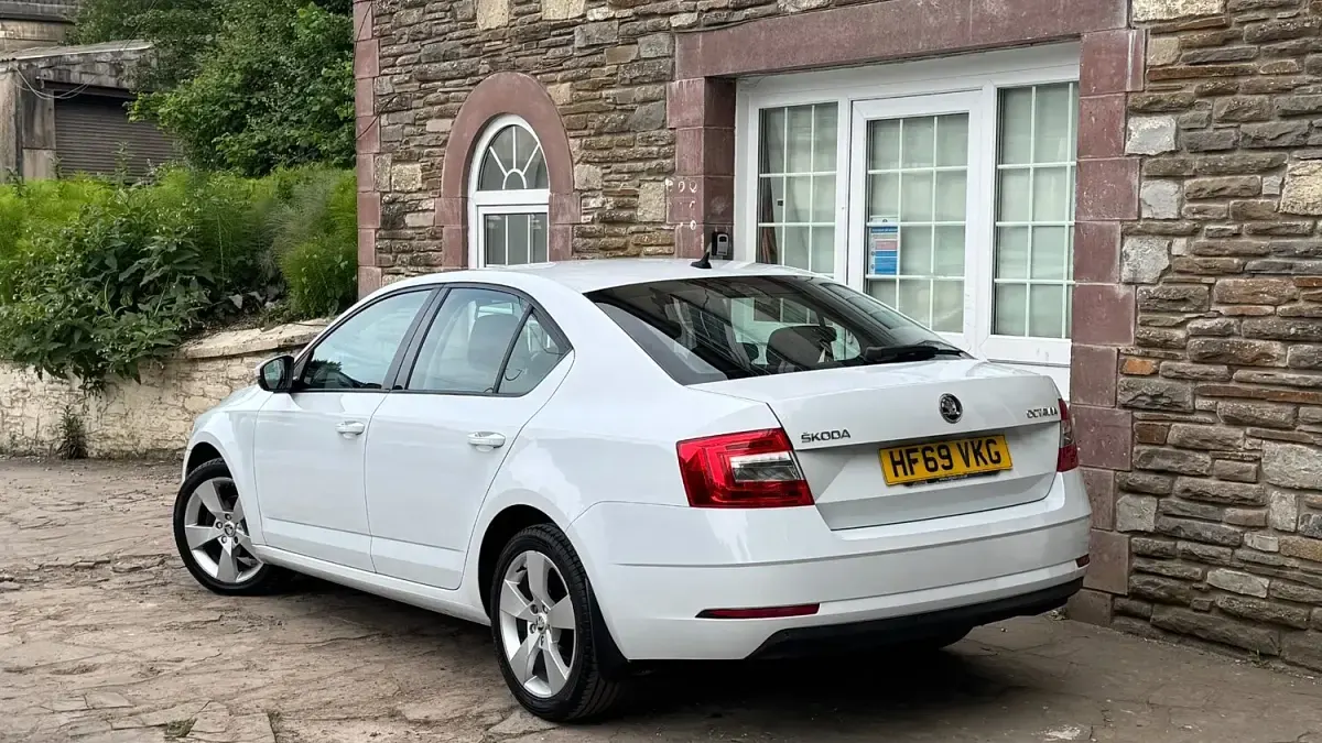 Used Skoda Octavia SE Drive 2019 White Hatchback