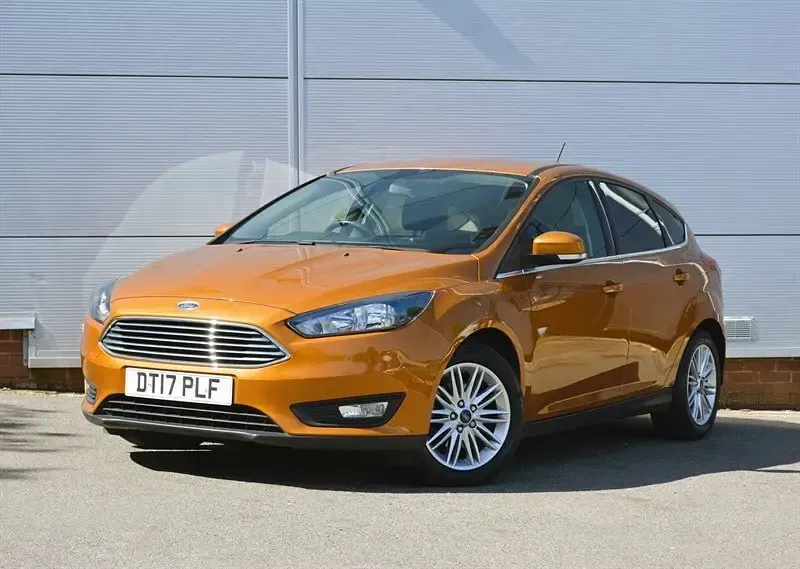 Used Ford Focus Zetec 125 HP (91 kW) 2017 Orange Hatchback
