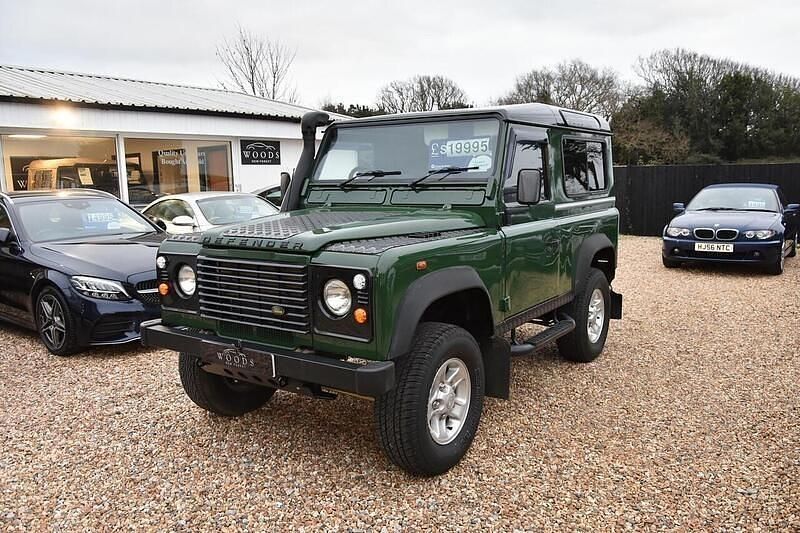 Used Land Rover Defender 120 HP (88 kW) 2009 Green/white Estate