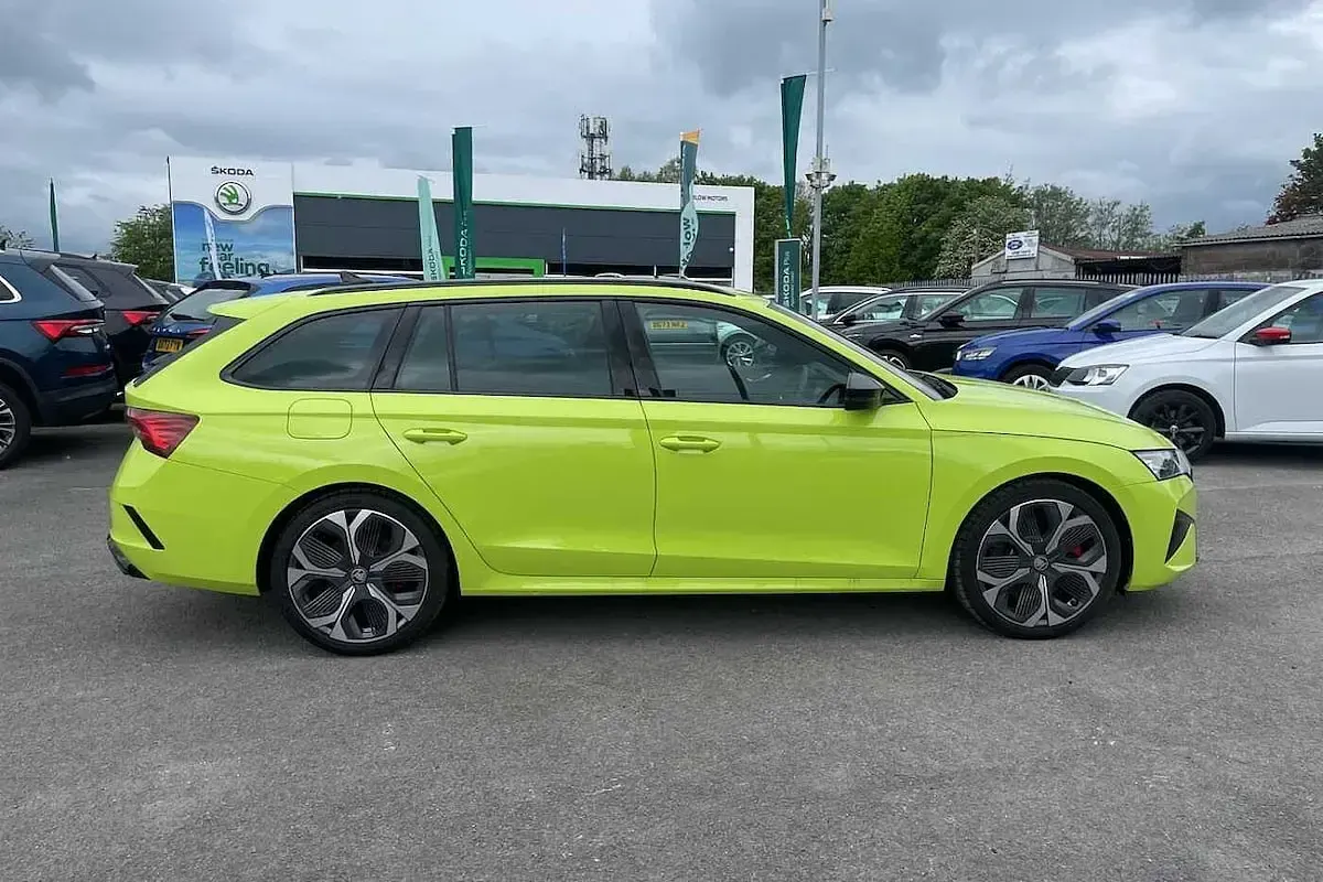 Used Skoda Octavia vRS 265 HP (194 kW) 2025 Hyper green Estate