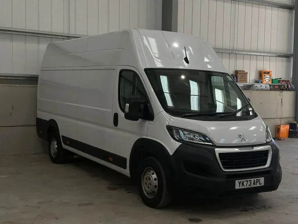 Begagnad Peugeot Boxer Premium 140 HK (102 kW) 2023 Vit Van
