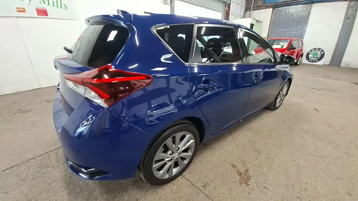 Used Toyota Auris 116 HP (85 kW) 2017 Blue Hatchback