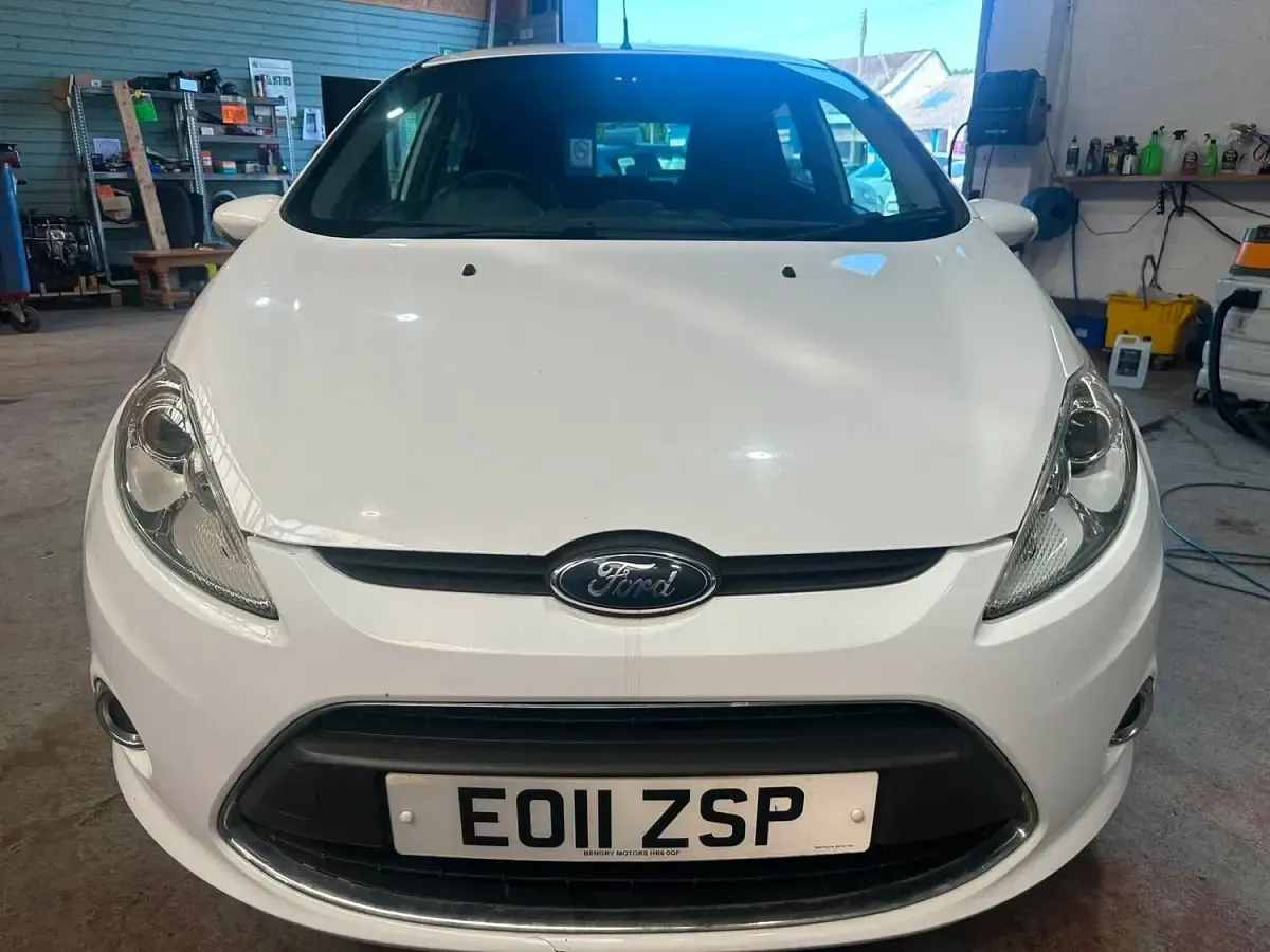 Used Ford Fiesta Zetec 70 HP (51 kW) 2011 White Hatchback
