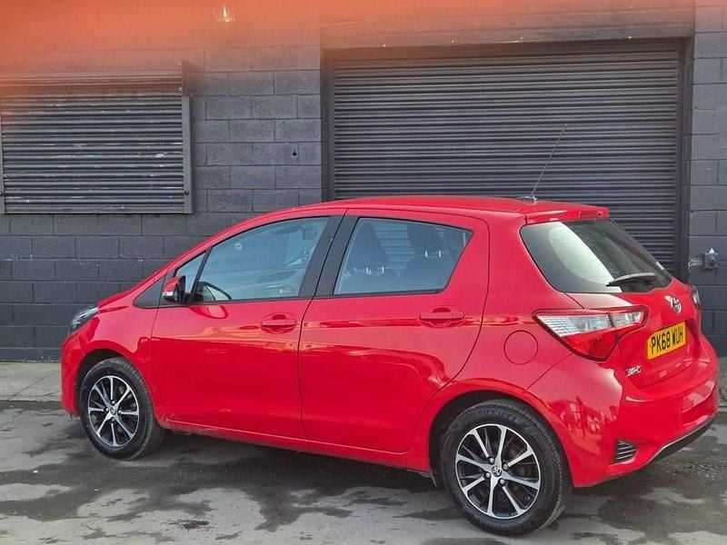 Used Toyota Yaris 111 HP (81 kW) 2018 Red Hatchback
