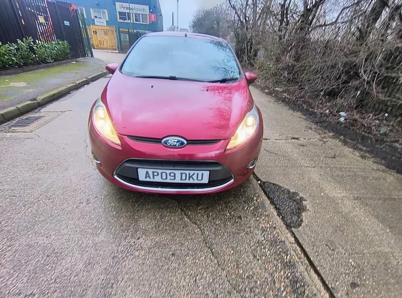 Usado Ford Fiesta Zetec 82 HP (60 kW) 2009 Vermelho Citadino