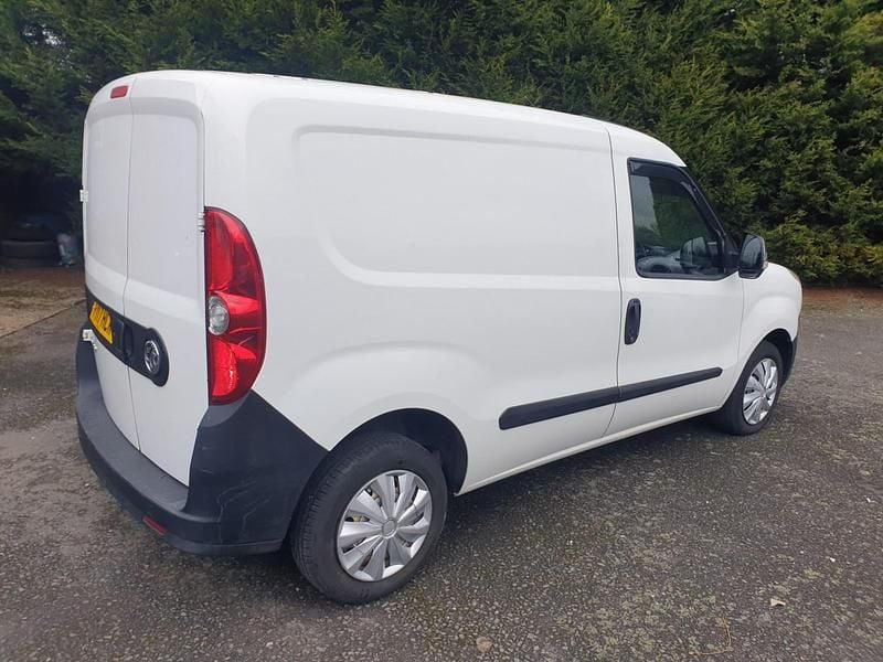 Used Vauxhall Combo 95 HP (69 kW) 2017 White MPV