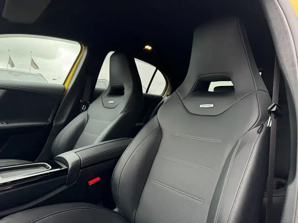 Begagnad Mercedes A35 AMG Premium 2023 Gul Halvkombi