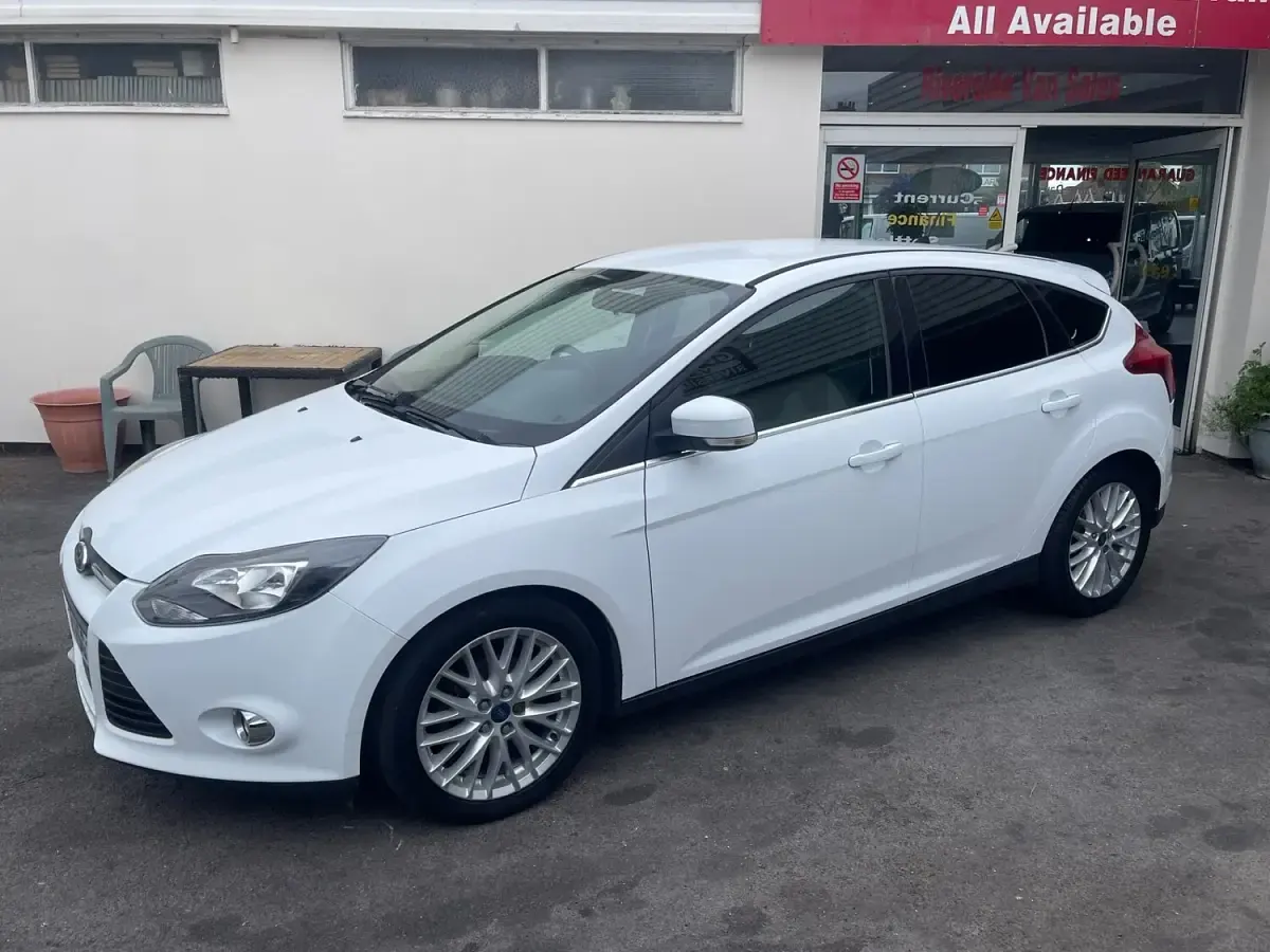 Used Ford Focus Zetec 115 HP (84 kW) 2012 White Hatchback