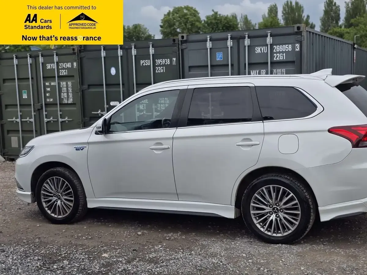 Used Mitsubishi Outlander P-HEV 220 HP (161 kW) 2020 White SUV