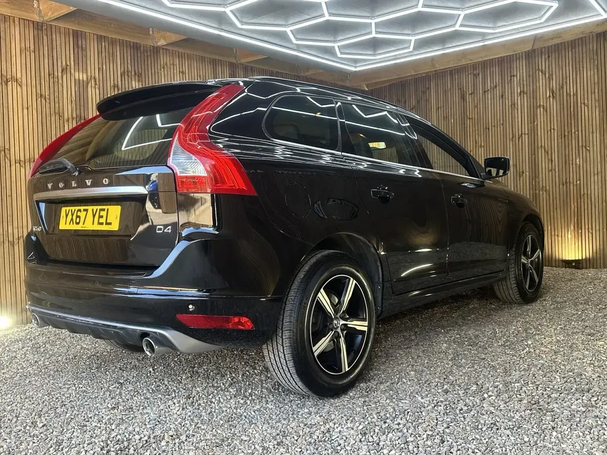 Used Volvo XC60 R-Design 190 HP (139 kW) 2017 Black SUV