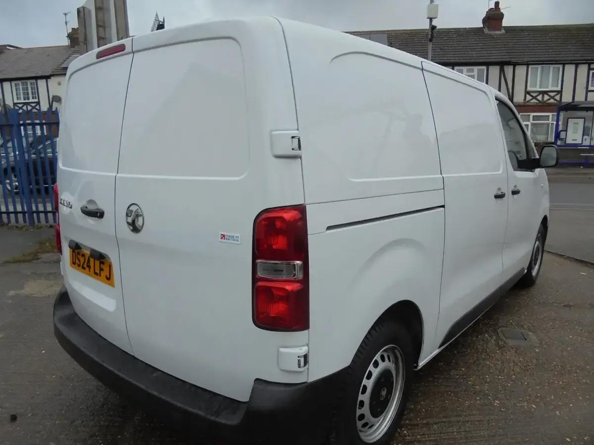 Used Vauxhall Vivaro 120 HP (88 kW) 2024 White MPV