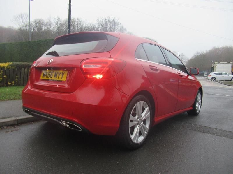 Begagnad Mercedes A180 Executive 2016 Röd Halvkombi