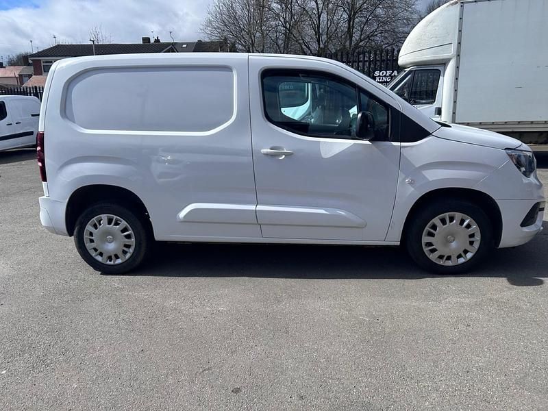 Second-hand Vauxhall Combo 100 CP (73 kW) 2023 Alb Monovolum