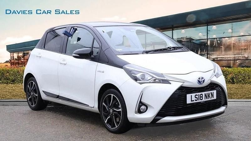 White/black Used 2018 Toyota Yaris Hybrid Hatchback | £12,495 (Fair price) - Image 1/4