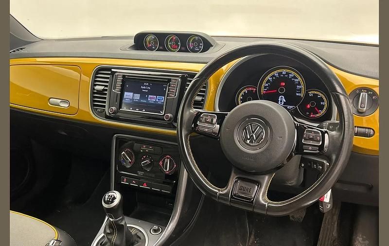 Used VW Beetle Dune 105 HP (77 kW) 2017 Yellow Hatchback
