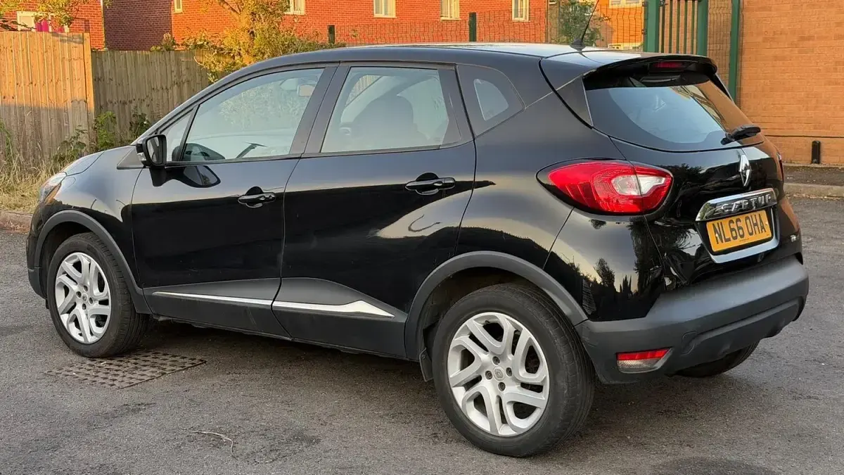Used Renault Captur Dynamique 90 HP (66 kW) 2016 Black SUV
