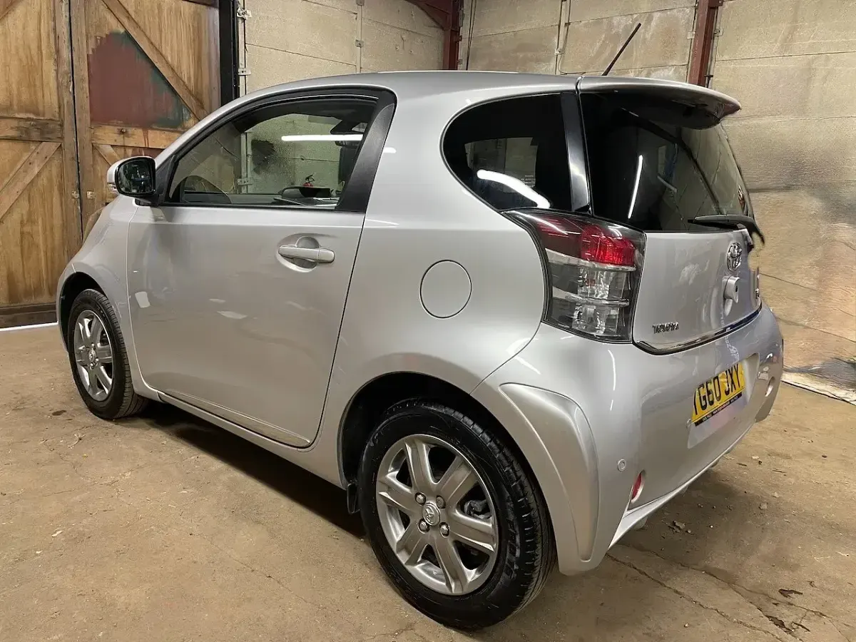 Used Toyota iQ 68 HP (50 kW) 2010 Silver Hatchback